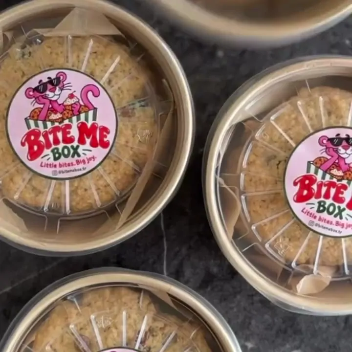 Bite Me Box etiketli kraft kurabiye kapları